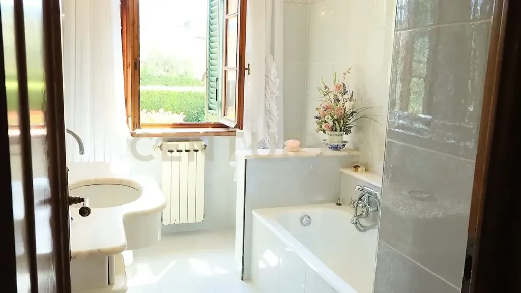 Salles de bain - Villa with Garden and Terrace in Pescaglia