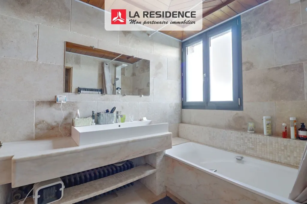 Salles de bain - Maison des Années 70 avec Jardin à Chailles