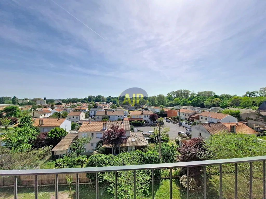 Rõdu - 3-Bedroom Apartment with Balcony in Merignac