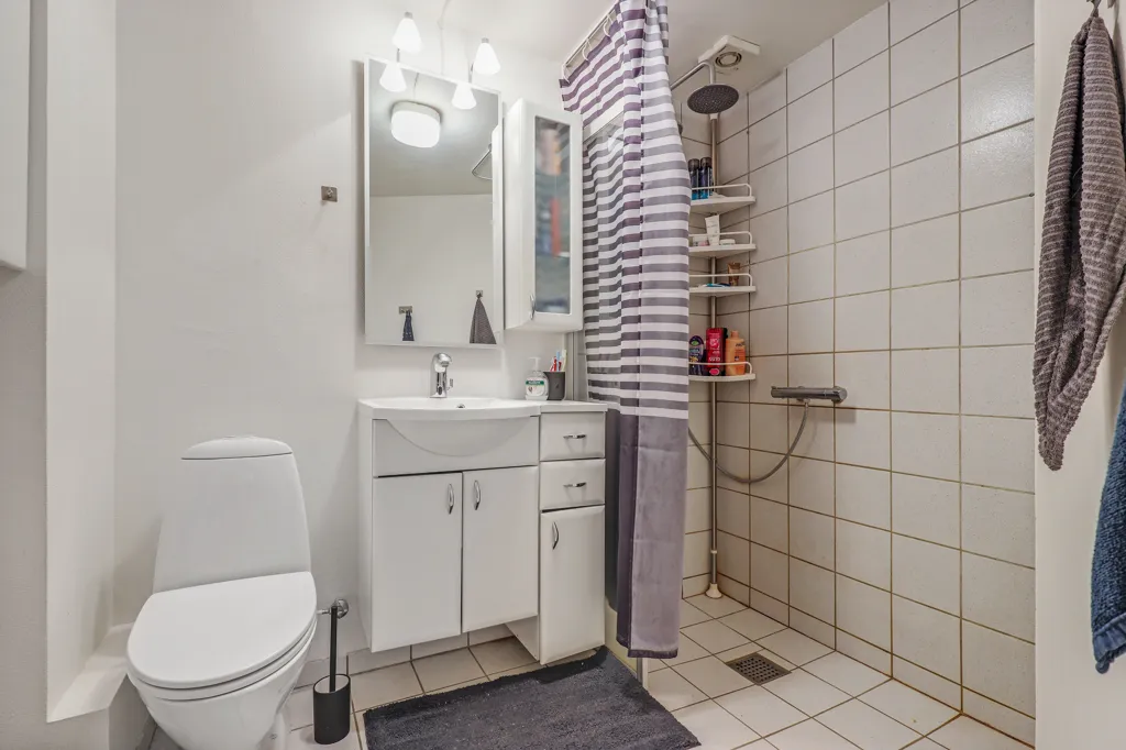 Salles de bain - Apartment with Dishwasher in Quiet Street