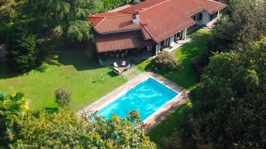 Õhuvaade - Luxury Villa with Pool near Luvinate