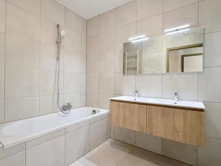Salles de bain - Appartement à Jambes, Proche de la Rue Julie Dessy