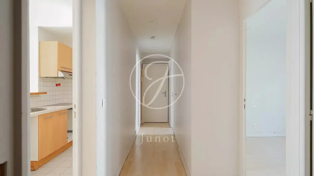 Hallway - 4-Piece Apartment with Courtyard View in Paris 75011