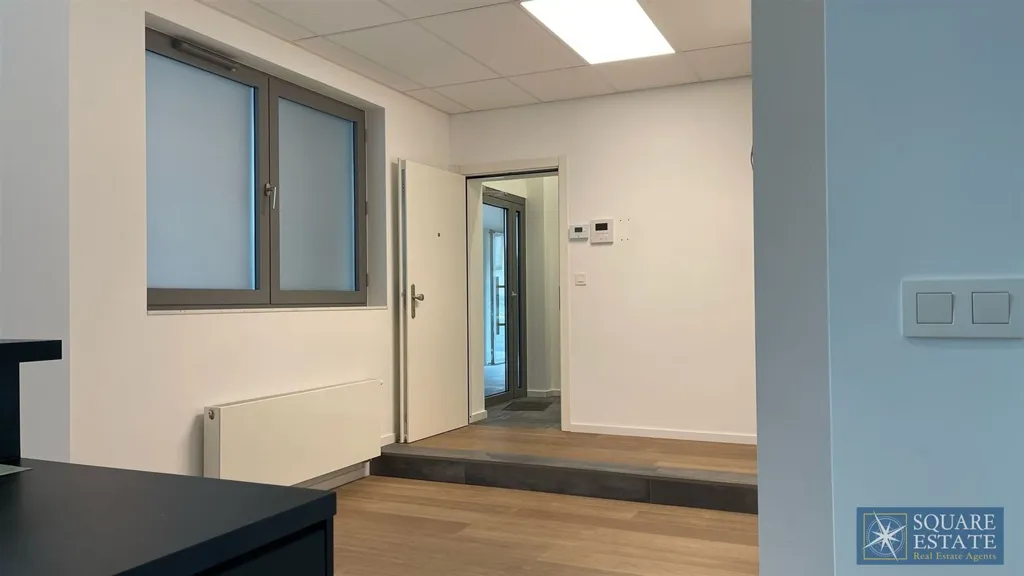 Kabinet - Commercial Office with Parking in Strombeek-Bever
