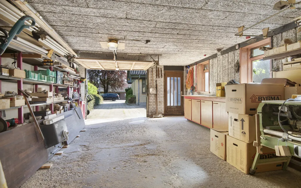 Garage - Spacious House with Workshop Garage in Tårs