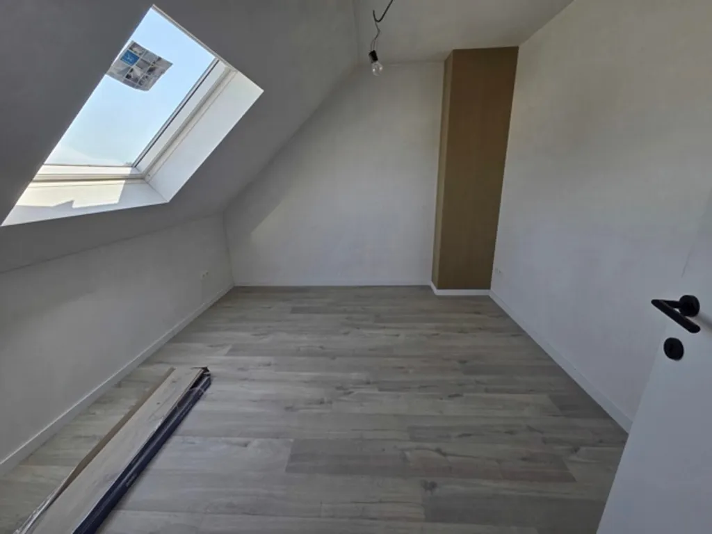 Pièces - Maison semi-détachée avec terrasse et jardin à proximité