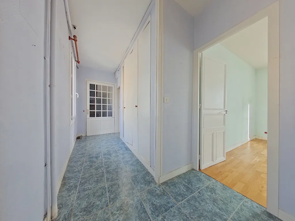 Esik - Town House with Development Potential in Prébendes