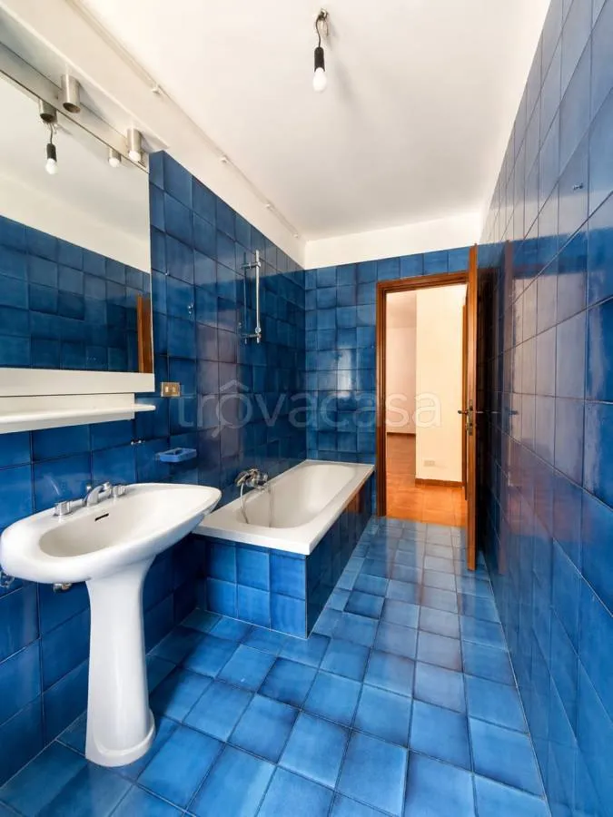 Salles de bain - Penthouse with Park View in Villastellone