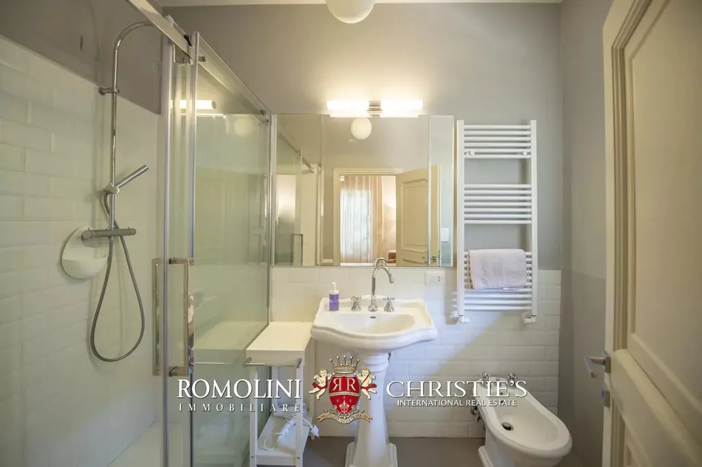 Bathrooms - Villa with Pool and Olive Grove in Sinalunga, Tuscany