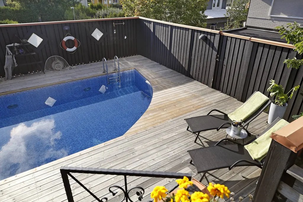 Piscine - Two-Storey Villa with Pool in Upplands Väsby