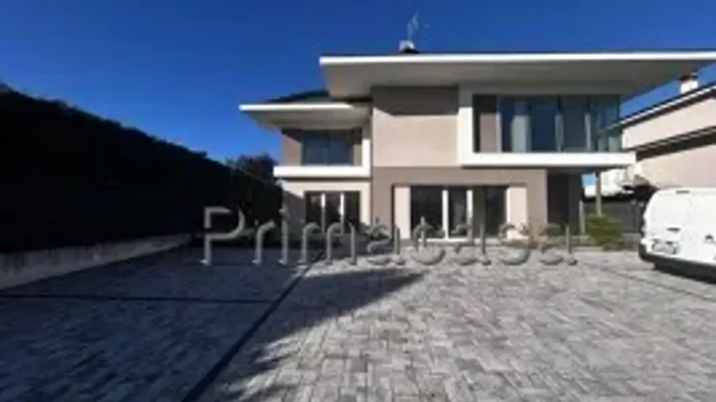 Extérieur - New Four-Bedroom Apartment with Parking in Prevalle