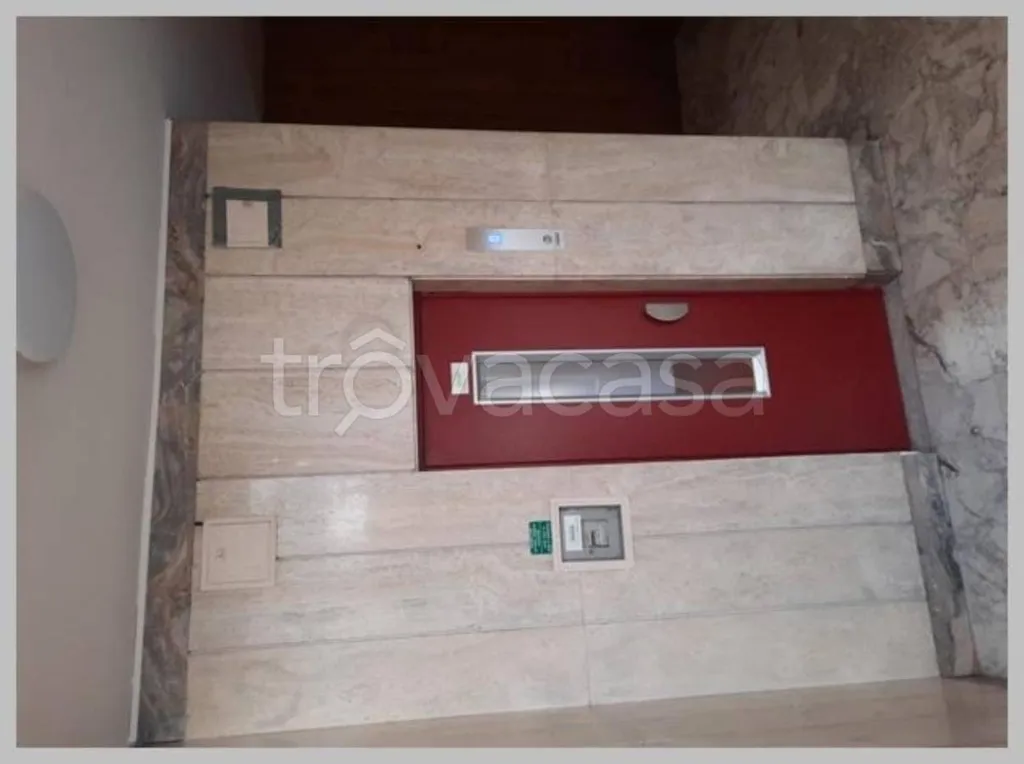 Esik - Auction Apartment with Balcony in Turin