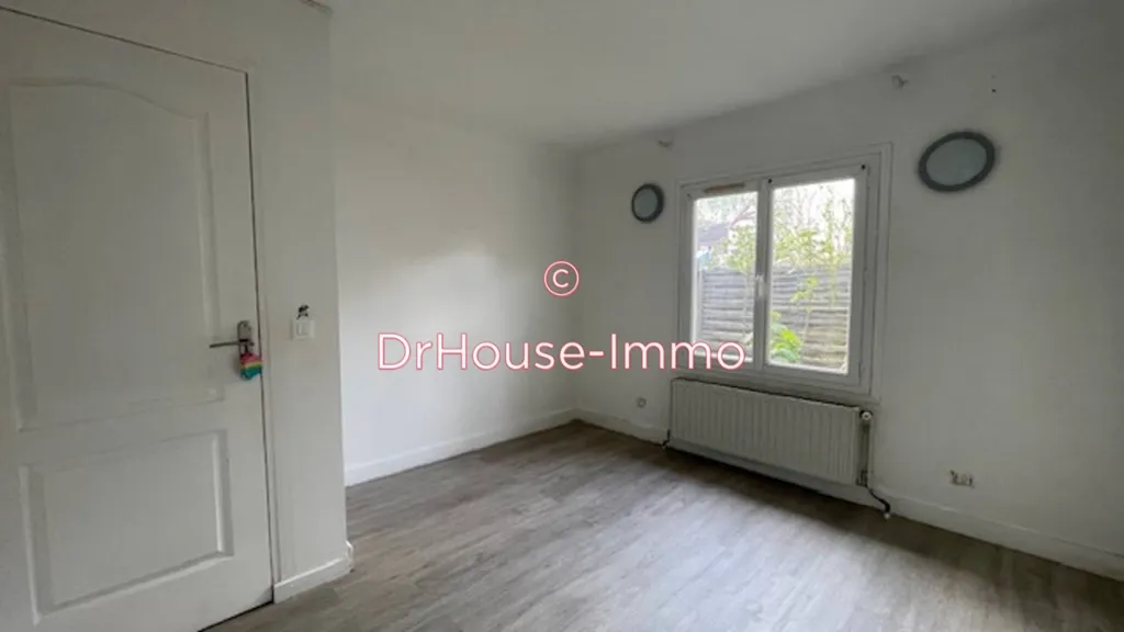 Pièces - Maison avec Dépendance et Local à Chelles, Proche RER E