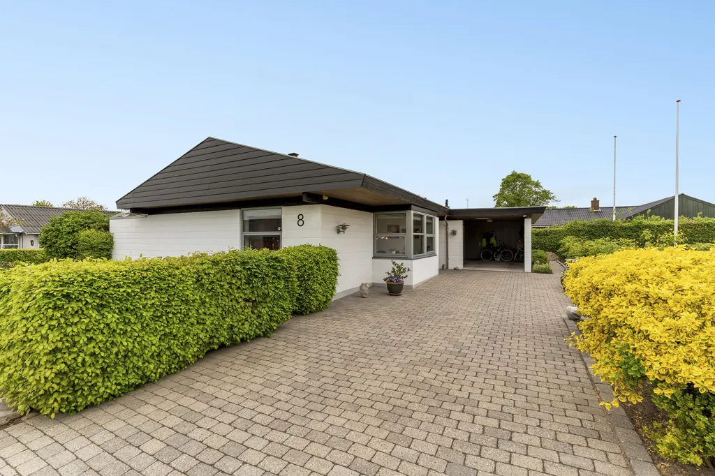 Exterior - Modernised Villa with Garden in Linde