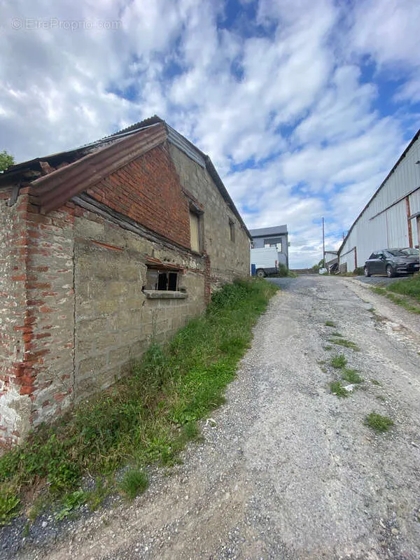 Välivaade - Hangar with Constructible Land in Bousignies-sur-Roc