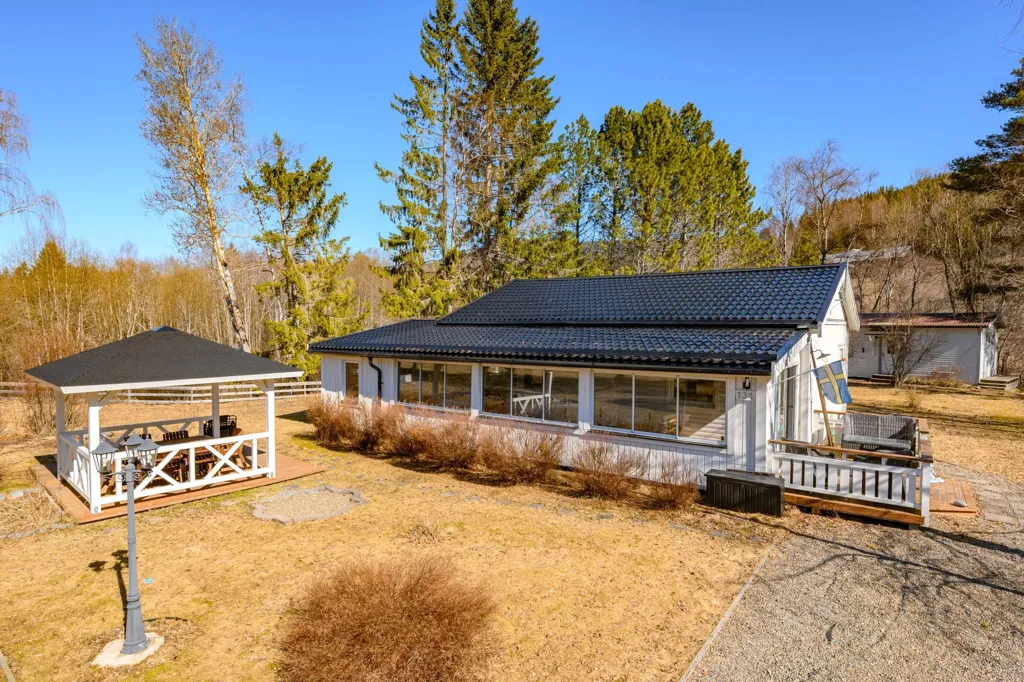 Välivaade - Charming Villa by the Stream in Björkom
