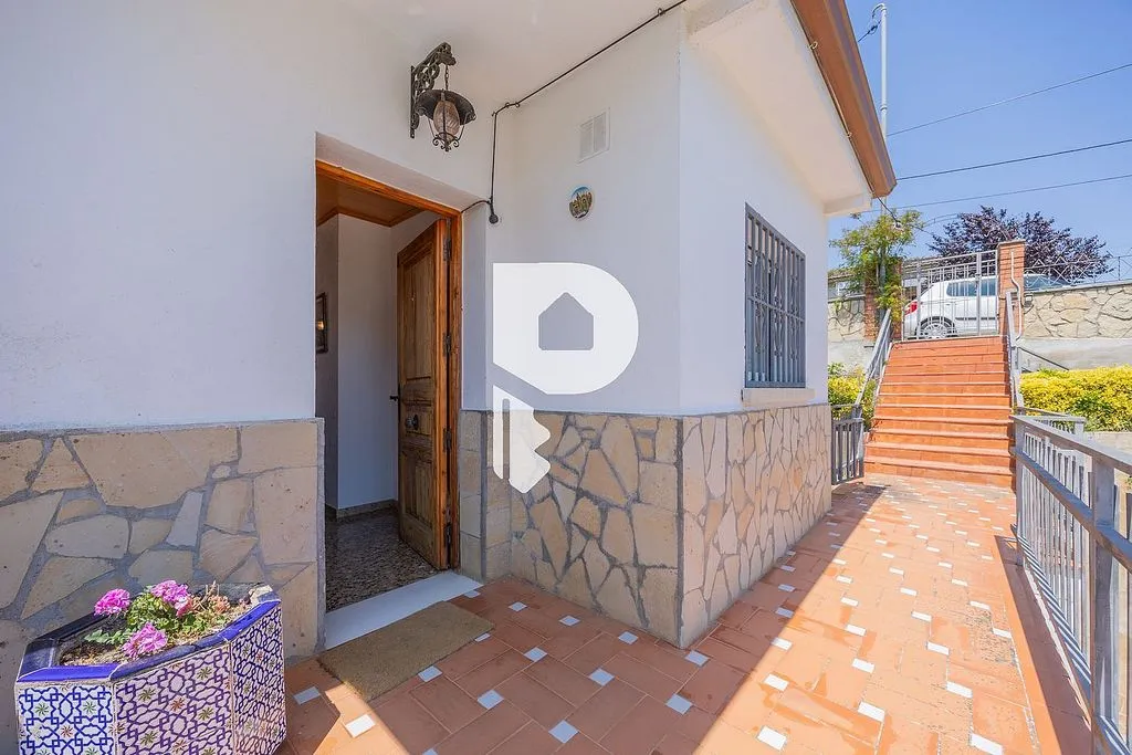 Terrace - Chalet with Pool and Terrace in Corbera de Llobregat