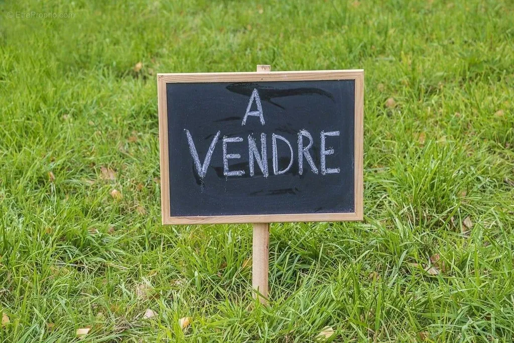 Aed - Viabilised Plot in Frichemesnil, Normandy