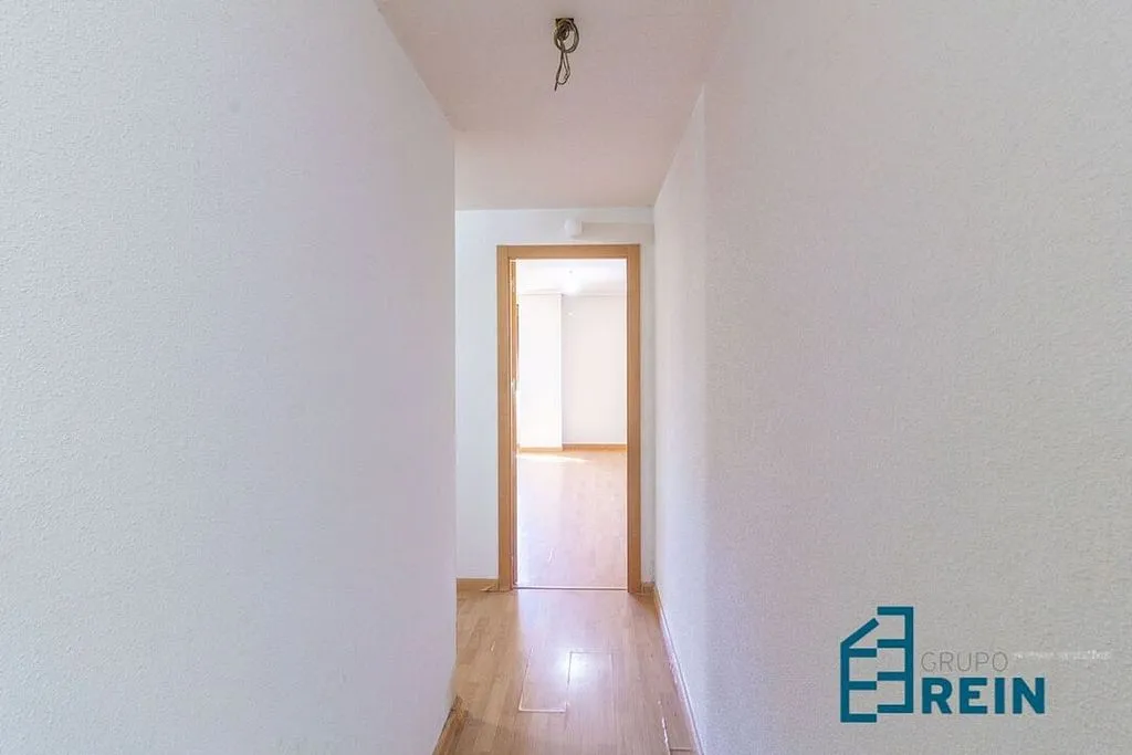 Hallway - 3-Bedroom Apartment with Garage in Recas