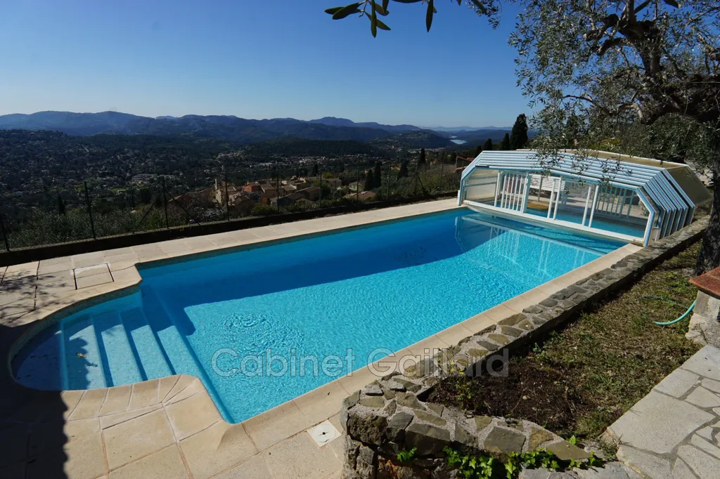 Piscine - Villa avec Vue Panoramique à Spéracèdes