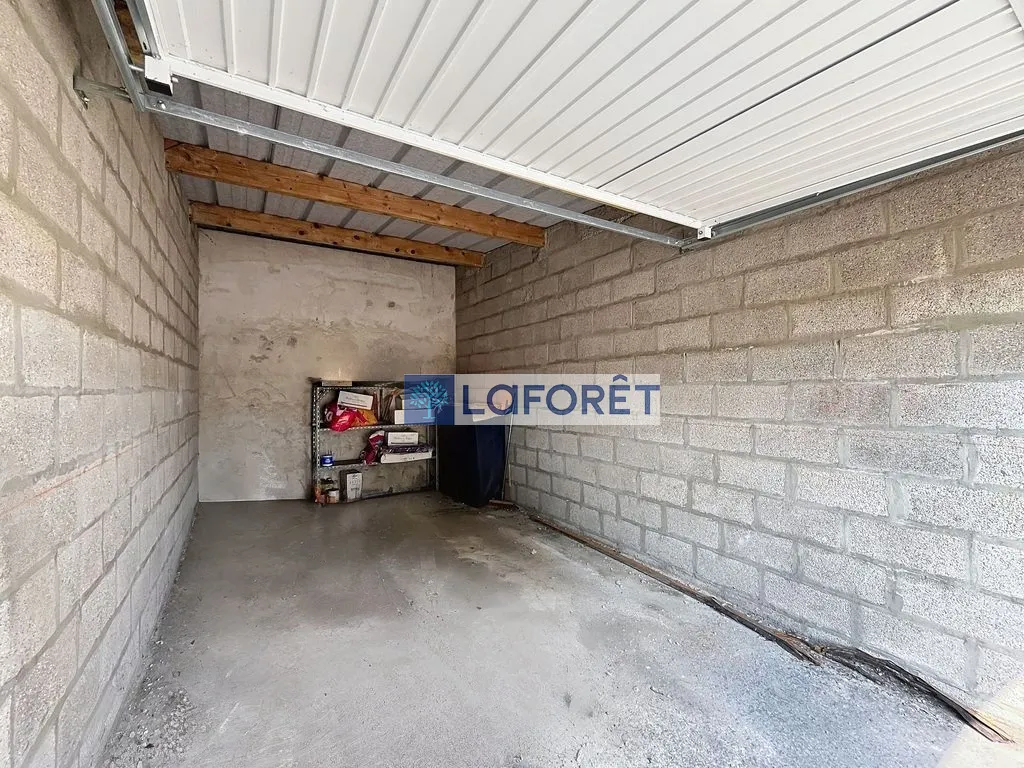 Garage - Garden Apartment with Balcony in Saint-Dizier