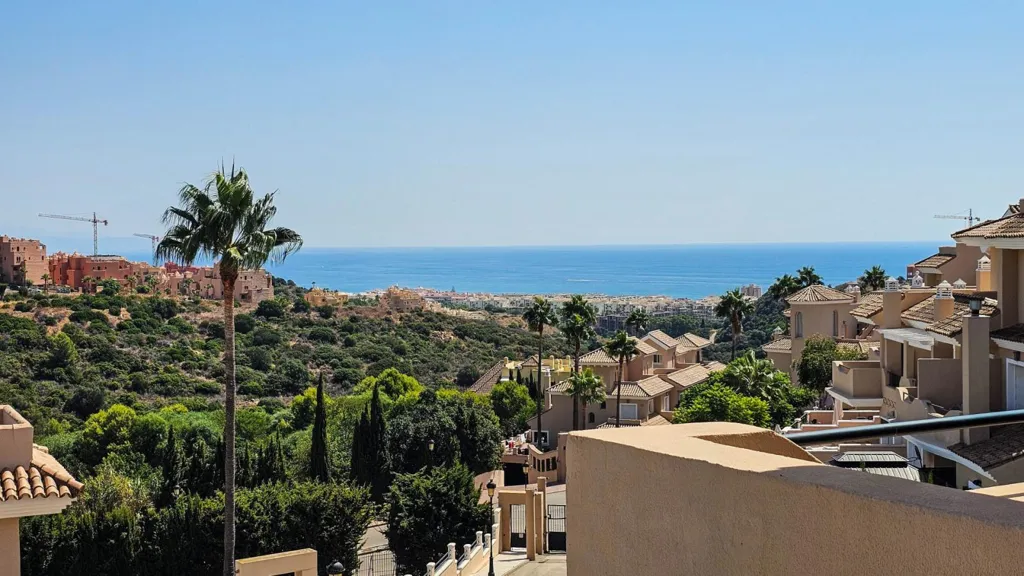 Balcon - Refurbished Semi-Detached with Pool in La Duquesa