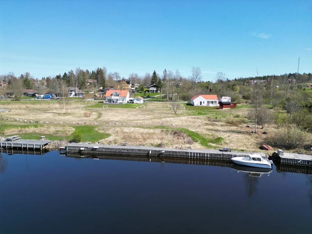 Vue aérienne - Buildable Plot with Canal View in Älmsta