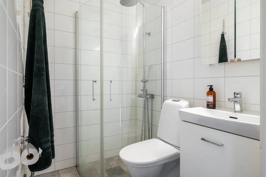 Salles de bain - Apartment with South-Facing Balcony in Borås