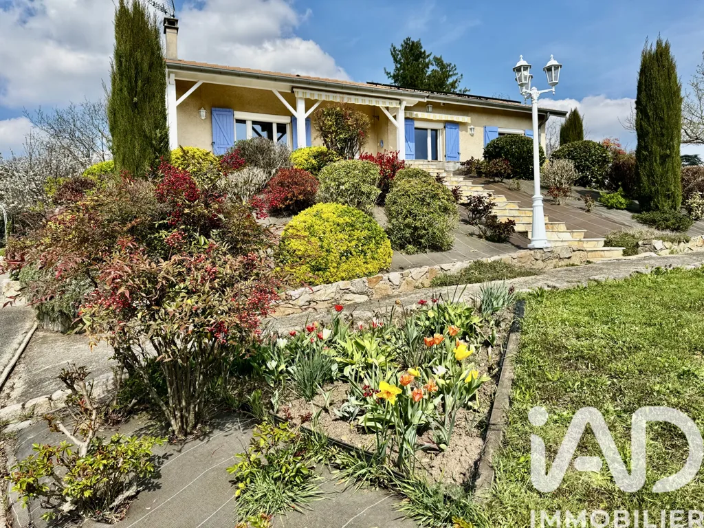 Esterno - Traditional House with Garden View in Saint-Chamond