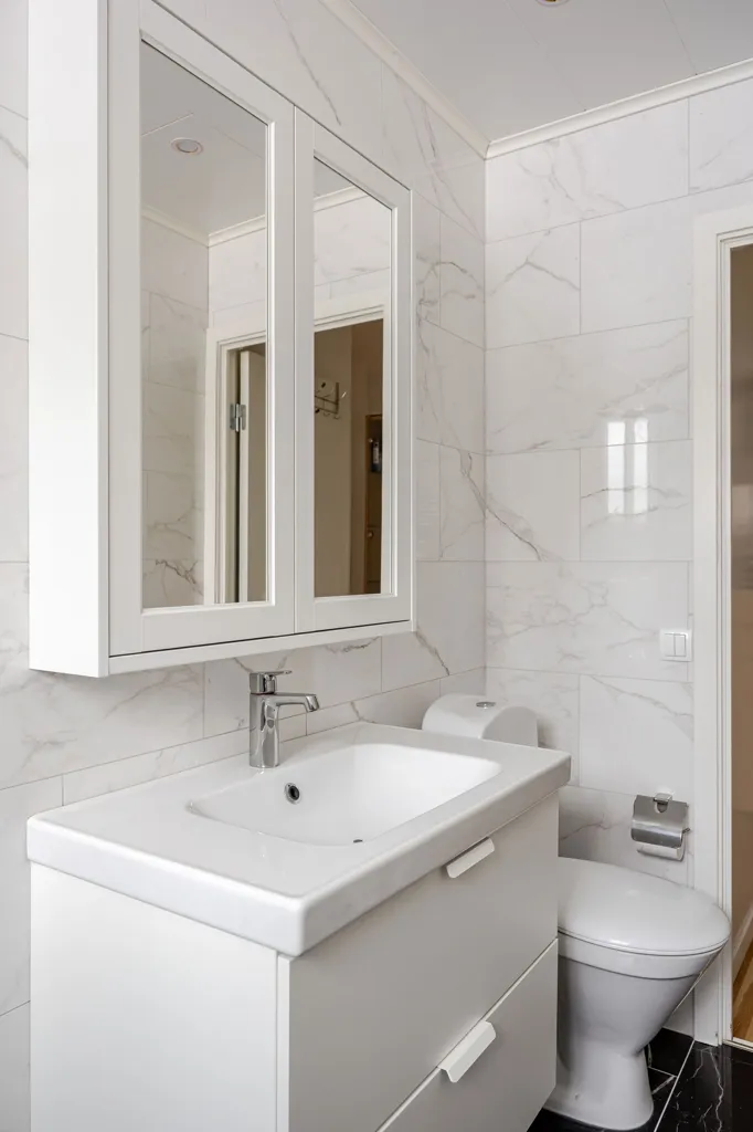 Bathrooms - Modern Flat with Large Balcony in Berga