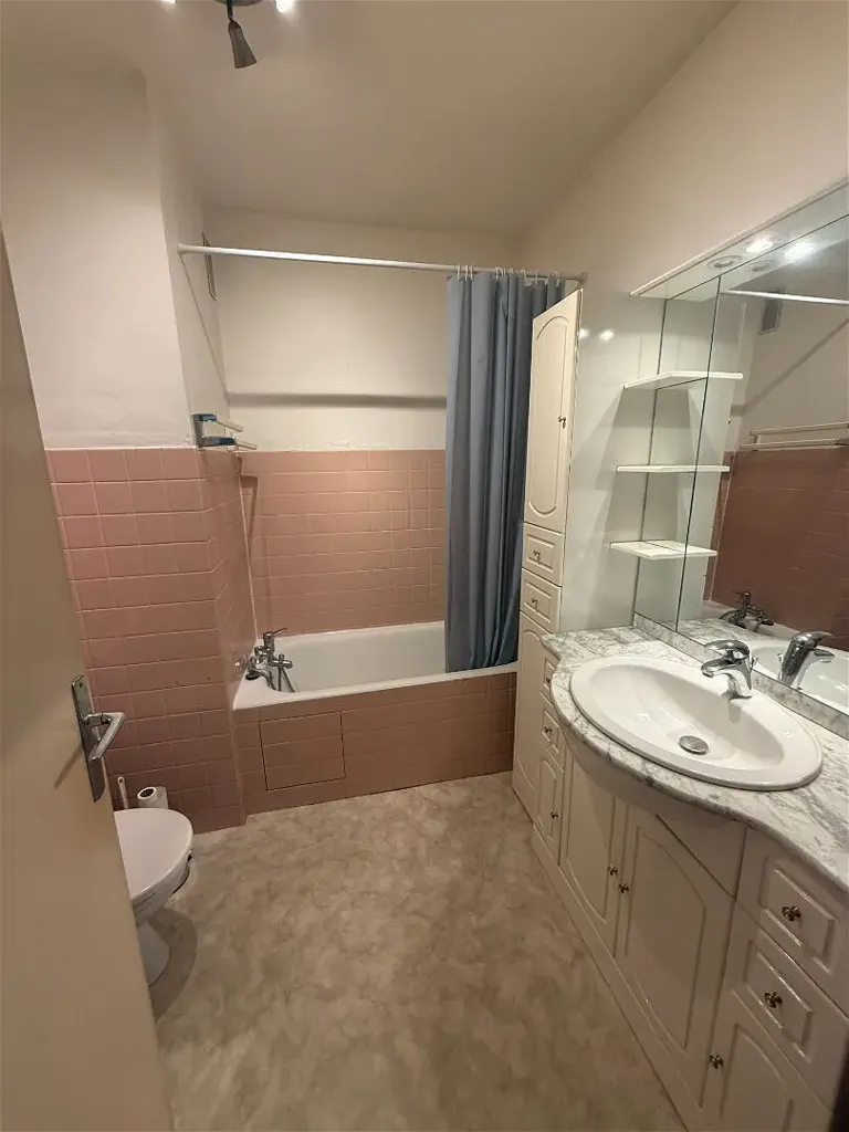 Salles de bain - Appartement 2 Pièces avec Balcon à Talence