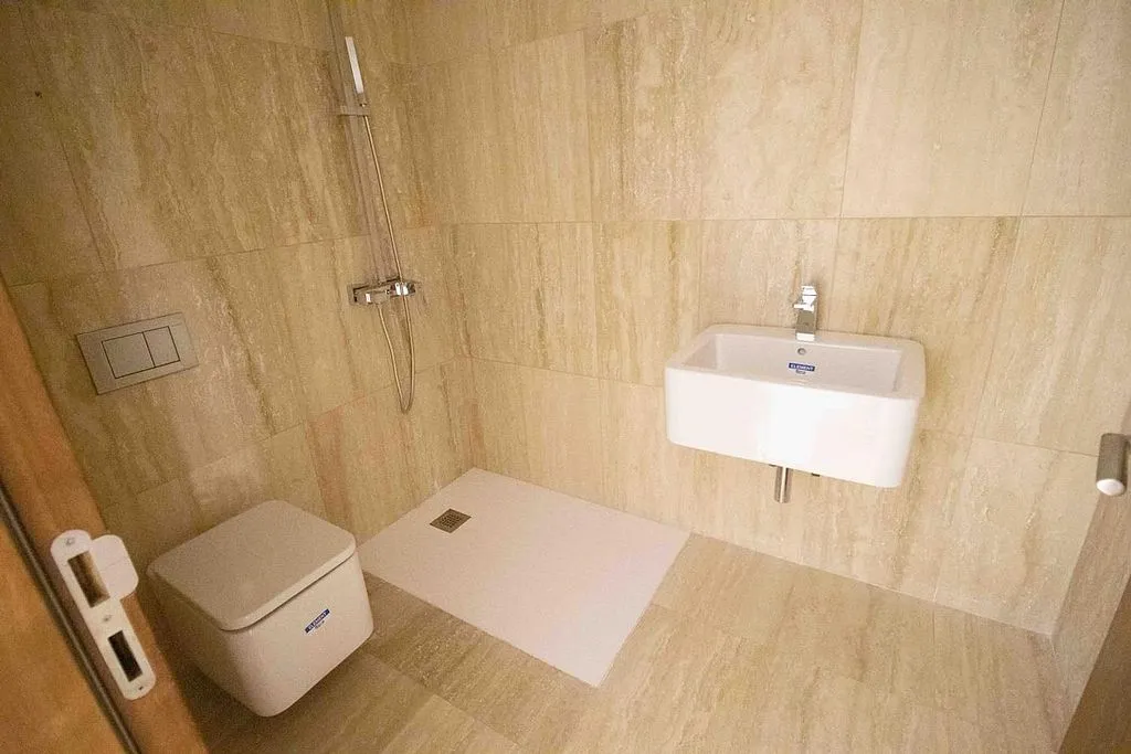 Salles de bain - Contemporary Townhouse with Pool in Ifara