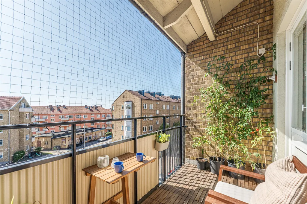 Rõdu - Renovated Two-Bedroom Flat with Balcony in Malmgården