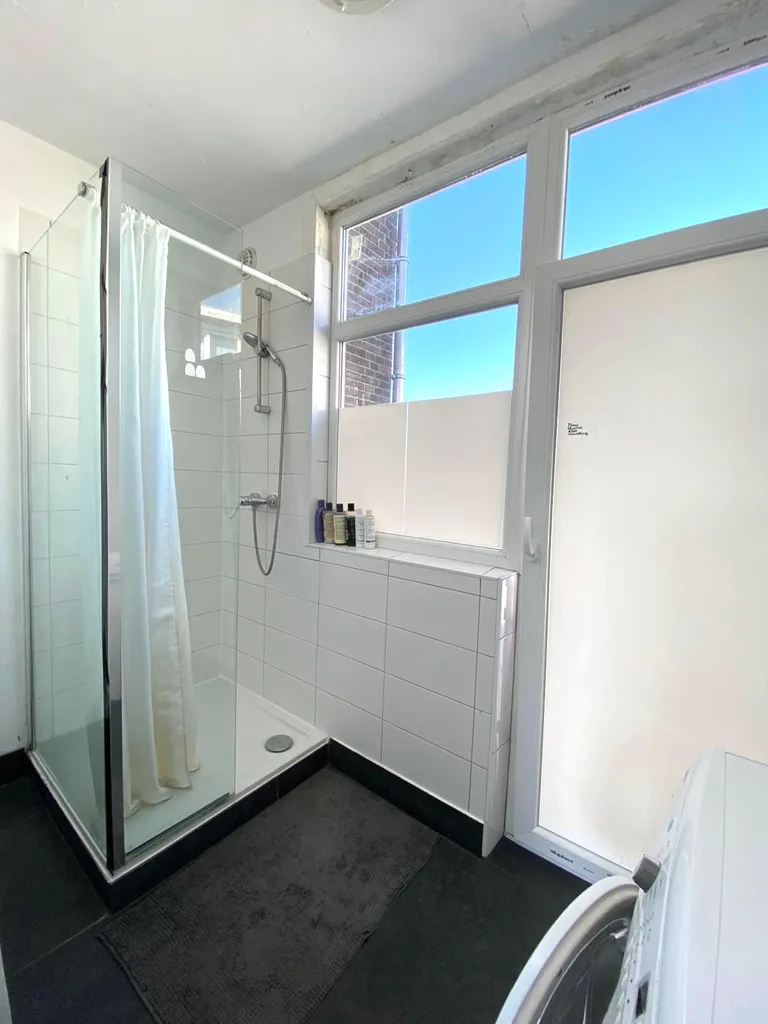 Bathrooms - Room in Quiet Area, Rotterdam Centre