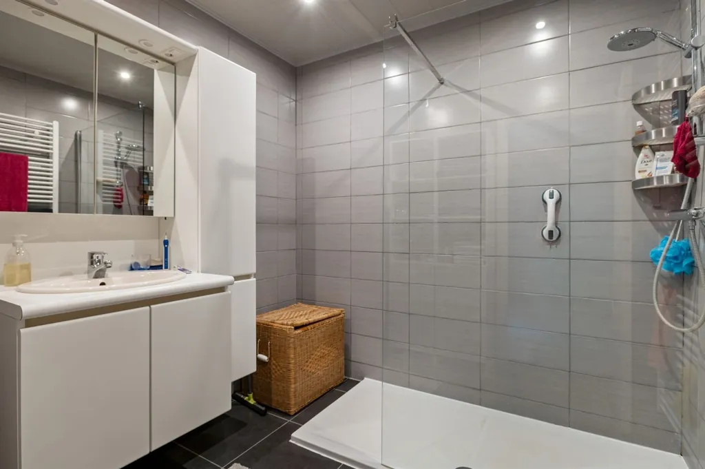 Salles de bain - Appartement Rénové avec Garage à Kapellen