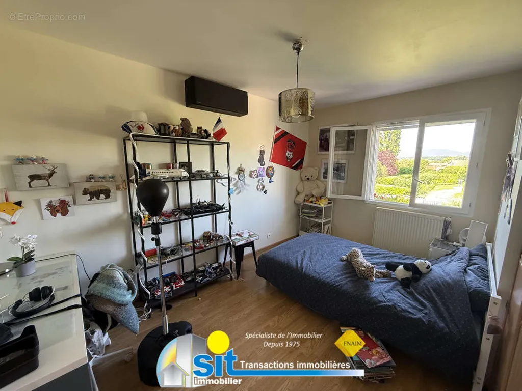 Chambres - Villa avec Piscine et Jardin à Reventin-Vaugris