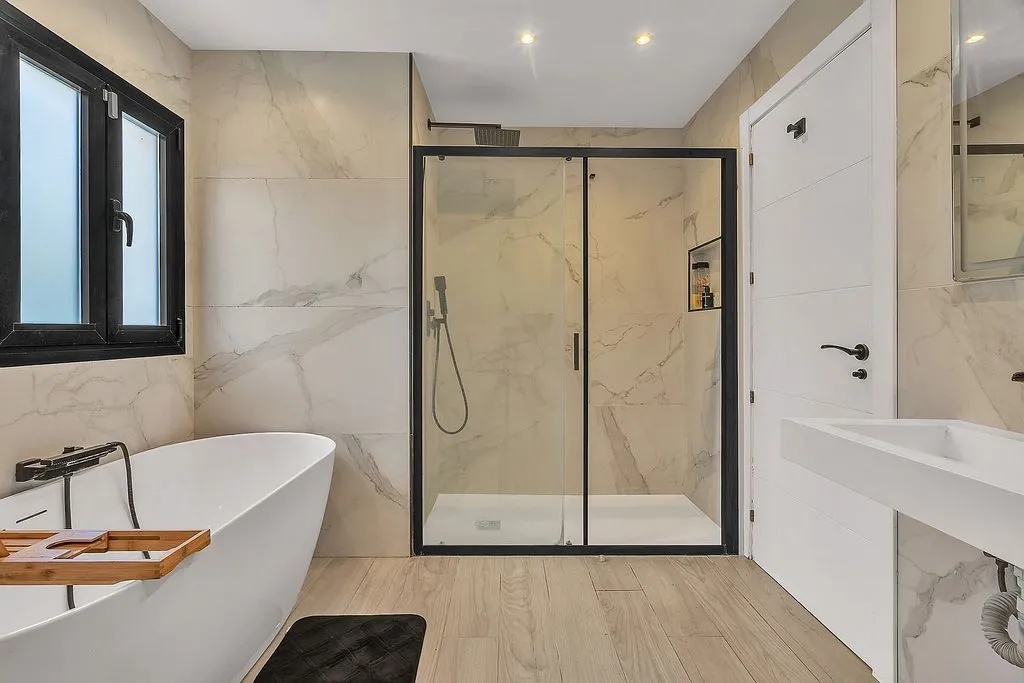 Bathrooms - Modern Villa with Pool and Terrace in Guadalmina