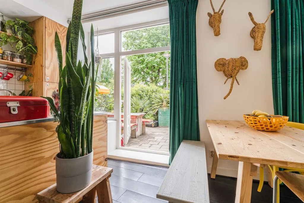 Söögituba - Charming Ground Floor Apartment with Garden in Carnisse