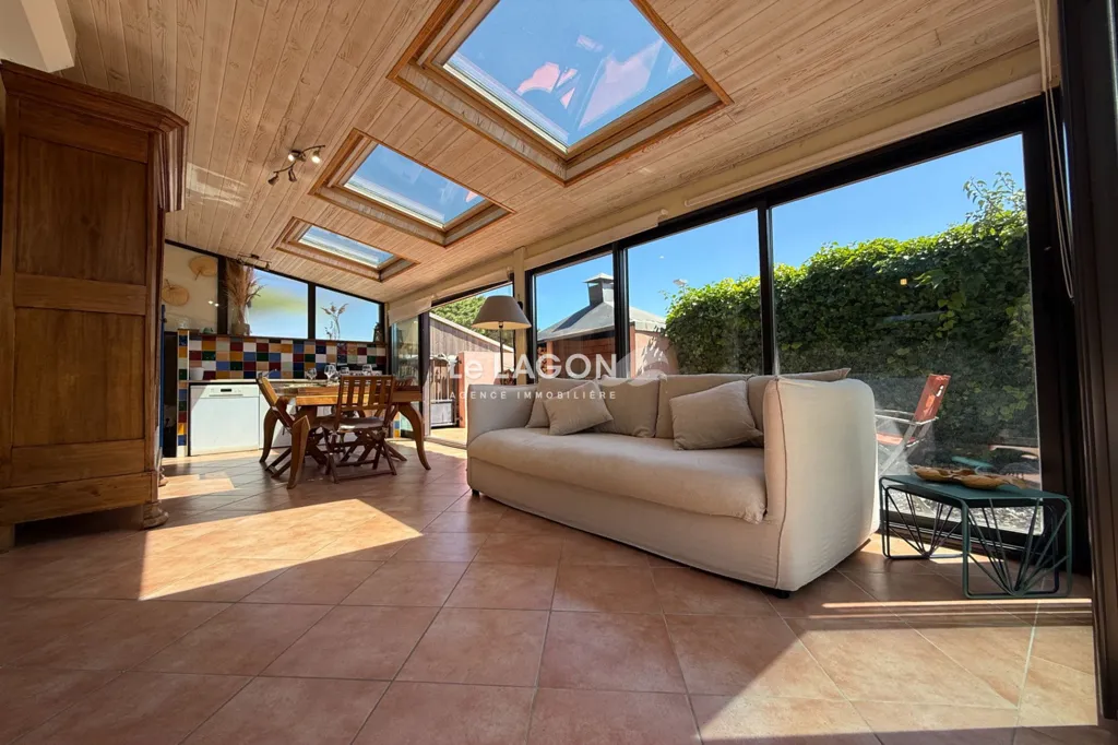 Living Room - Bright Corner House with Garden near Beaches