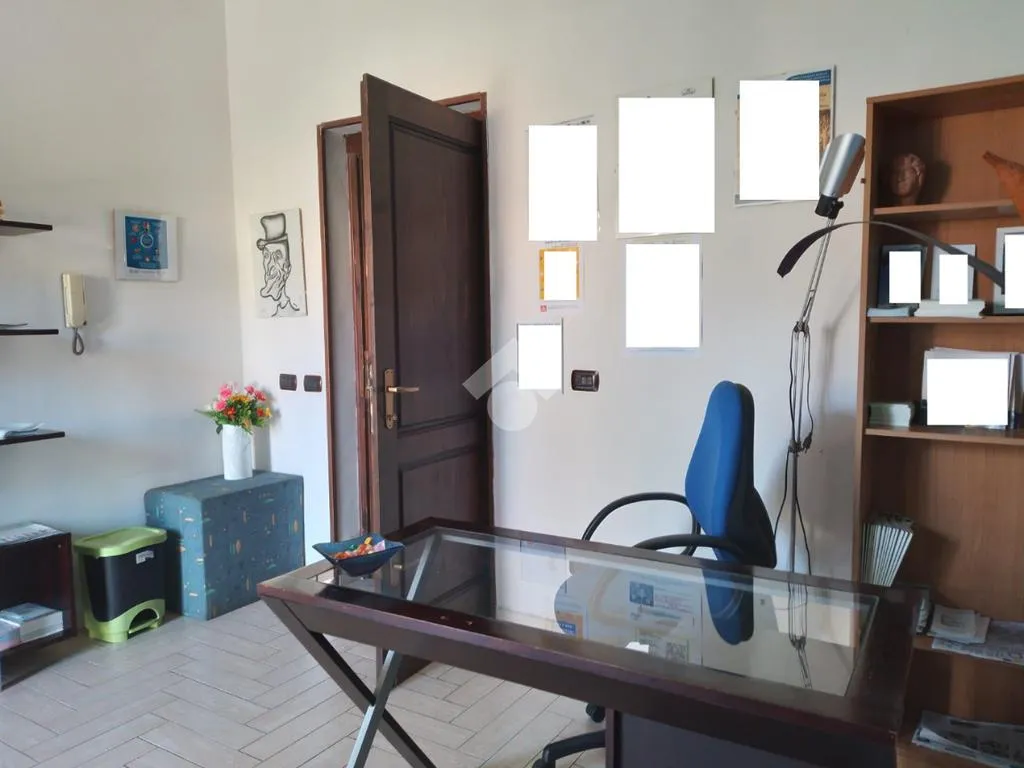 Bureau - Apartment with Balcony in Castrolibero