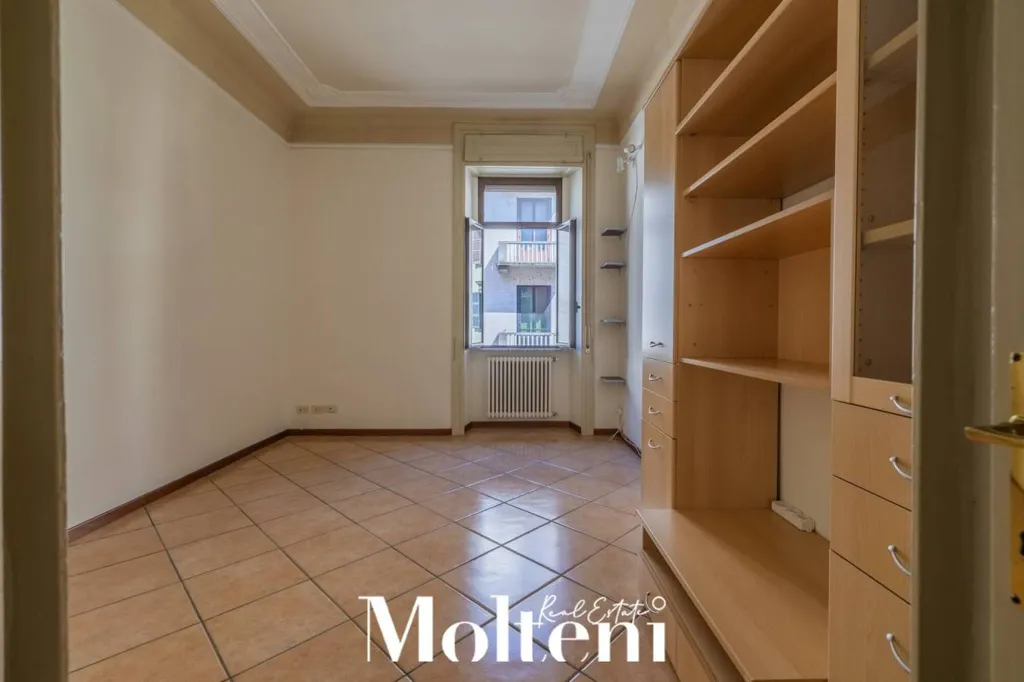 Office - Apartment with Double Exposure in Lecco