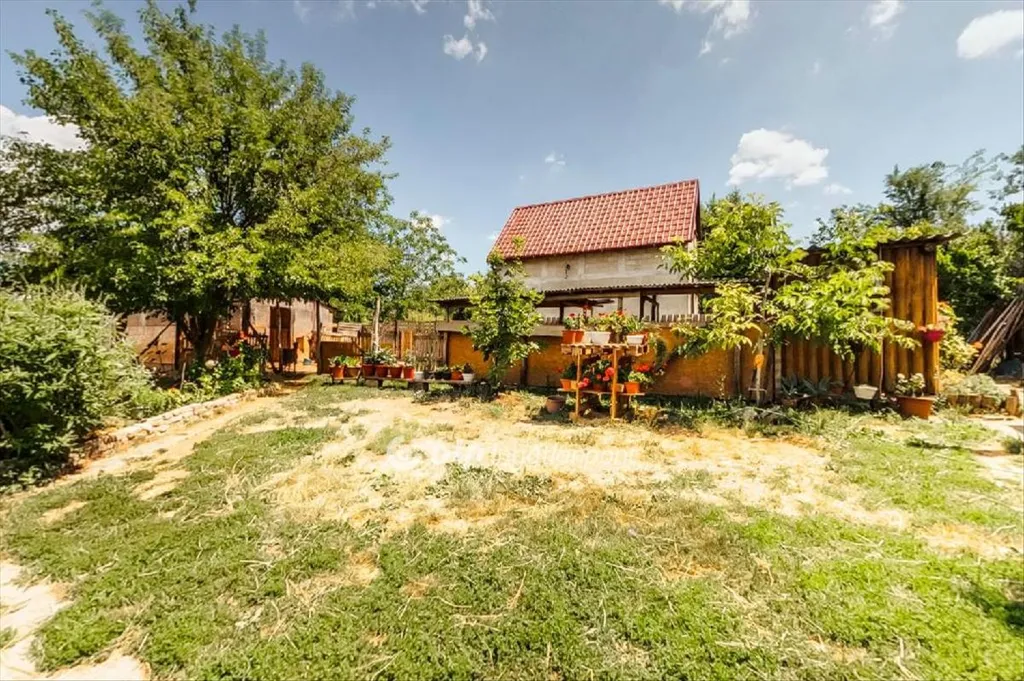 Jardin - Three-Storey House with Large Plot in Sóskút