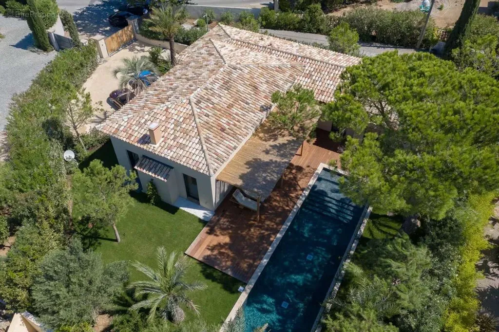 Vue aérienne - Villa Luxueuse avec Piscine à Saint-Tropez