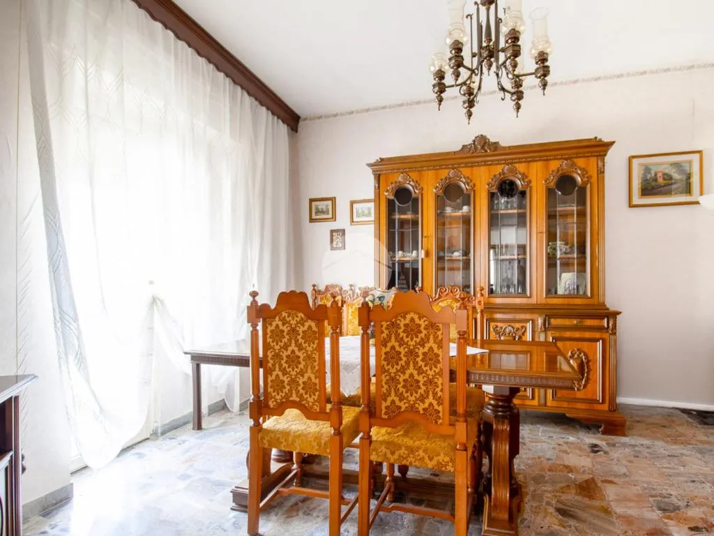 Salle à manger - Spacious 4-Room Apartment with Garage in Atri