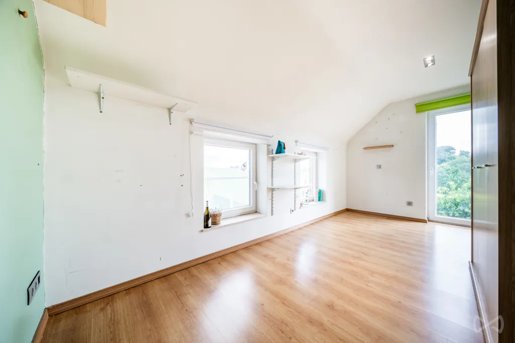 Rooms - House with Photovoltaic Panels in Courcelles