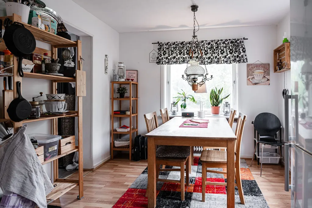 Salle à manger - Multi-Unit Property with Parking in Herrljunga