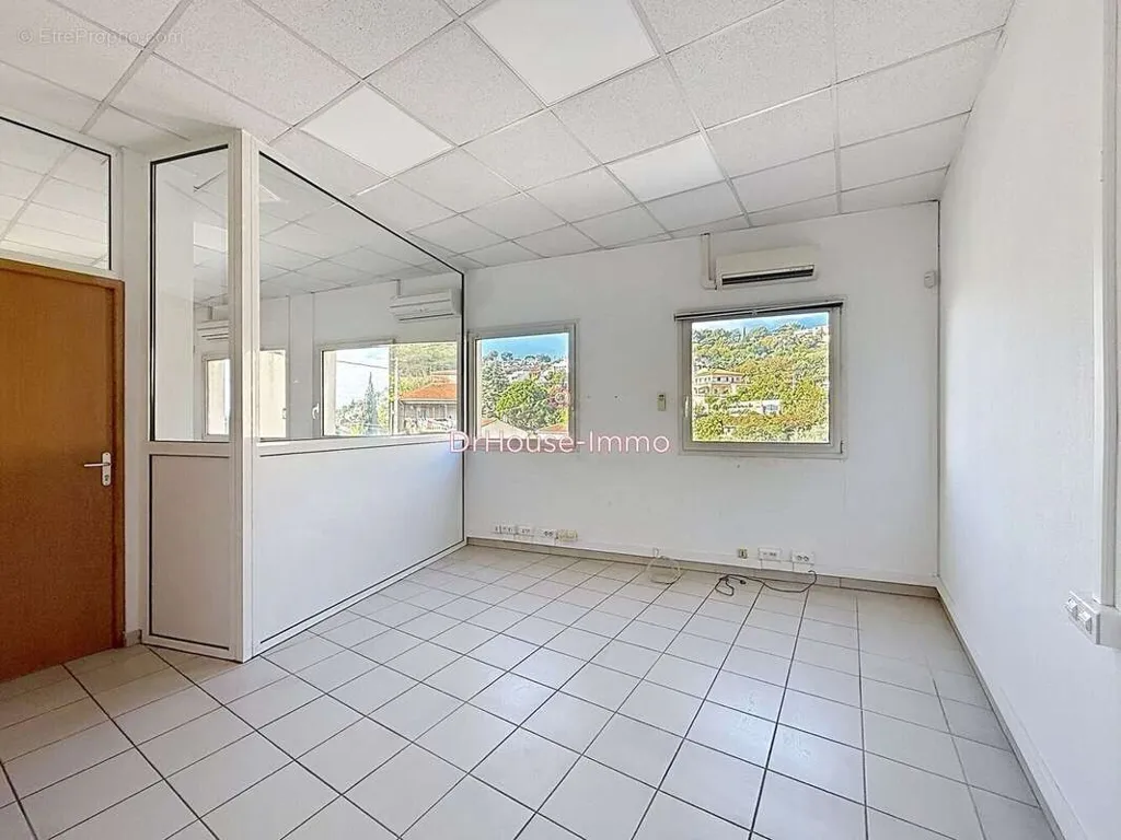 Pièces - Local Professionnel avec Visibilité à Marseille 15e