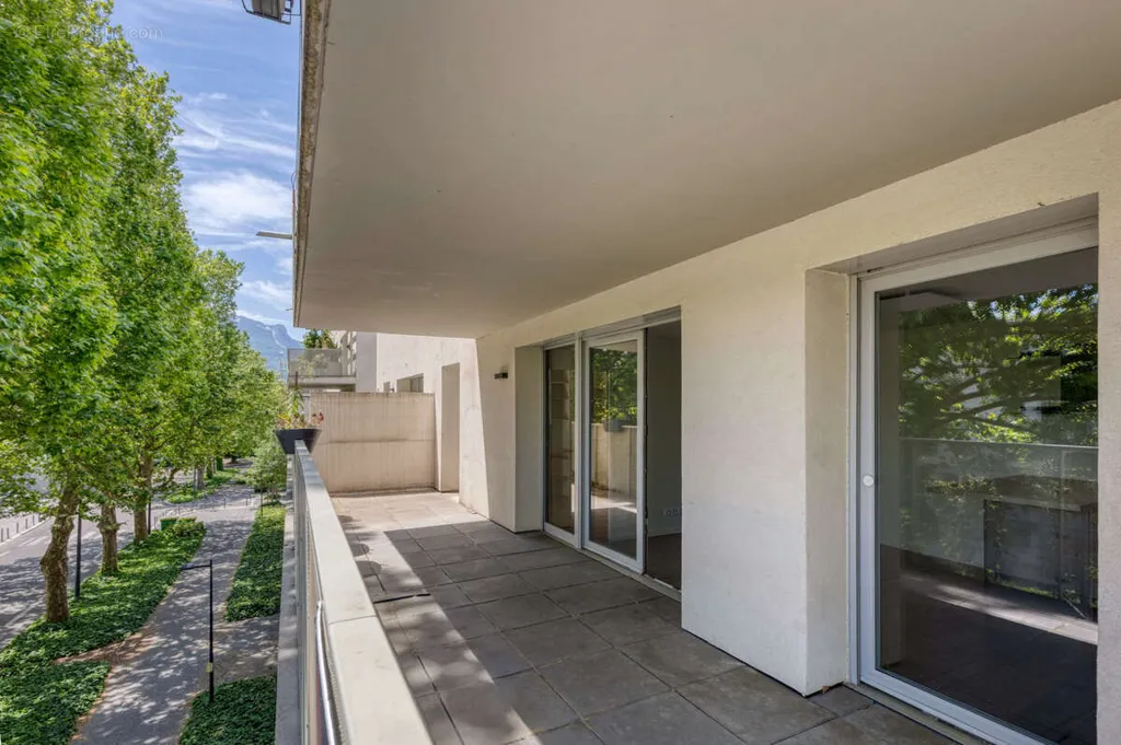 Balcon - Appartement avec terrasse et parking à Châtelet / Abbaye