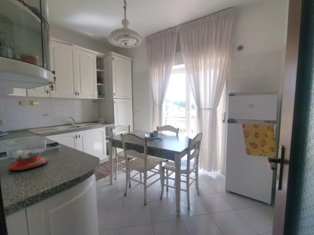 Köök - 3-Bedroom Apartment with Balcony in Messina