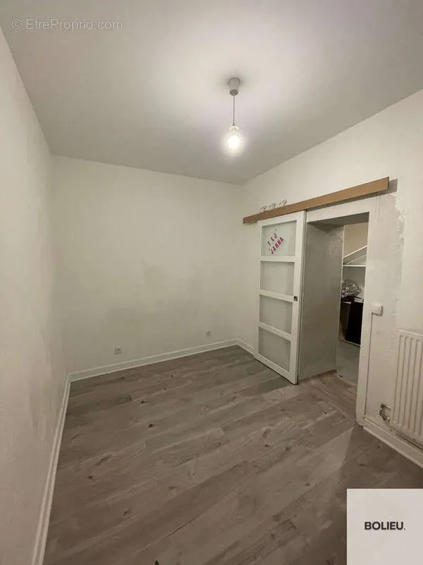 Rooms - Investment Building with Shops in Belley